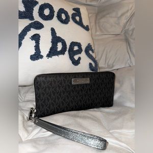 Michael Kors
Jet Set Large Travel Continental zip around wallet